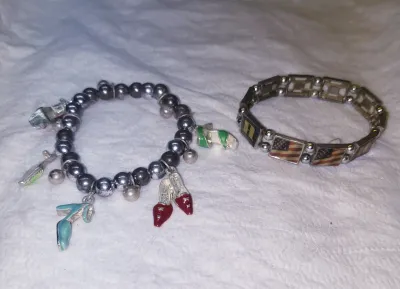 2 Bracelets