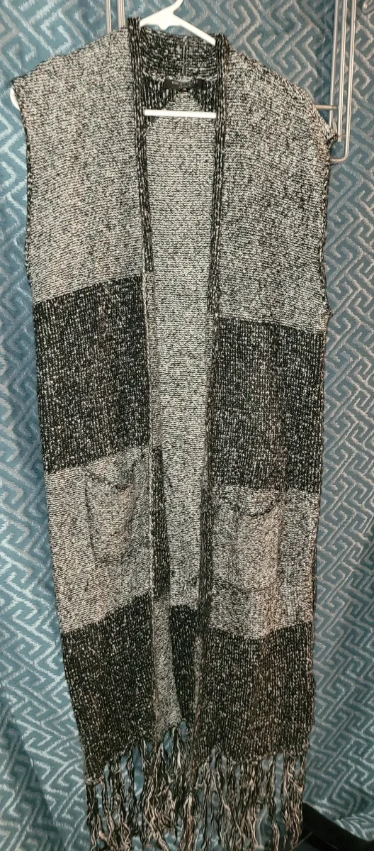Women's Romeo and Juliet Couture Sweater Vest, Size Medium(Fits Larger)