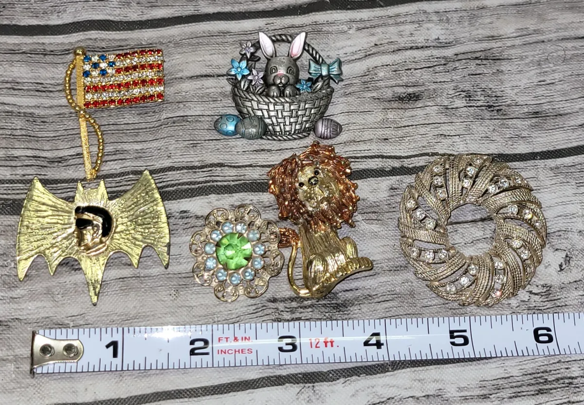Lot of Brooches, Bay, Bunny, Flag and more #JC